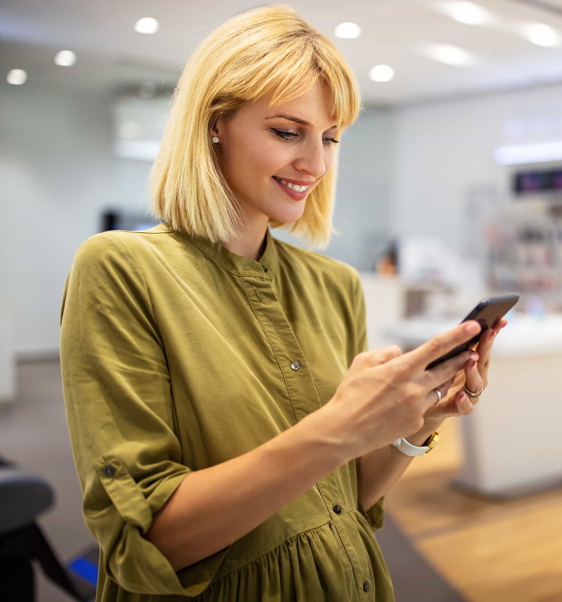 young woman in a tech store_628417210